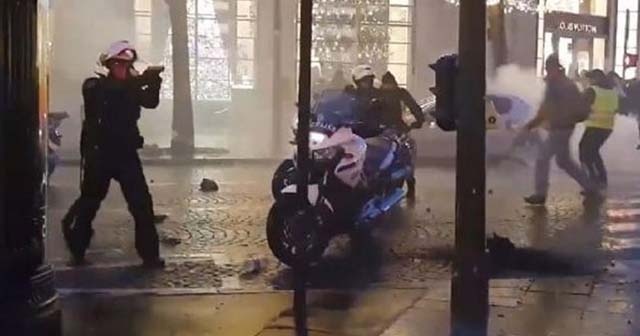 Fransız polisi eylemcilere silah çekti