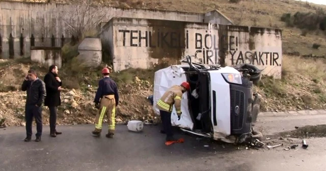 Gizli buzlanma olduğu iddia edilen yolda minibüs takla attı