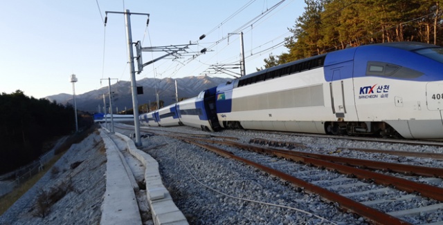 Güney Kore&#039;de yüksek hızlı tren raydan çıktı: 15 yaralı