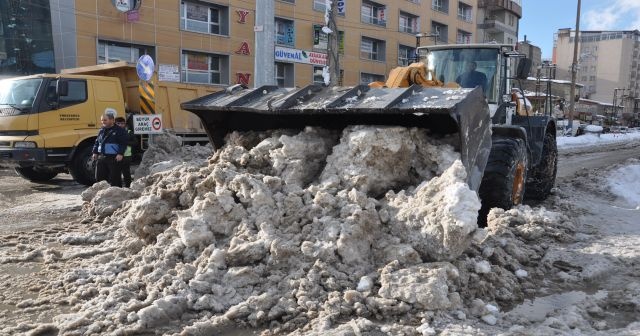 Hakkari Yüksekova’da karla mücadele çalışmaları devam ediyor