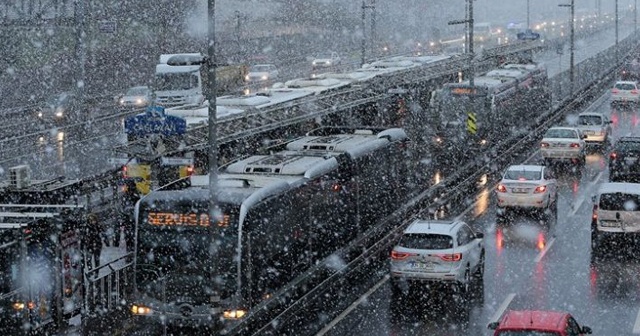 İstanbul&#039;da kar yağışı etkili oluyor