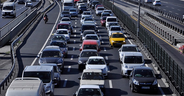 İstanbul trafik yoğunluğunda Avrupa&#039;da ilk 4&#039;te, 59 saati trafikte geçirdiler