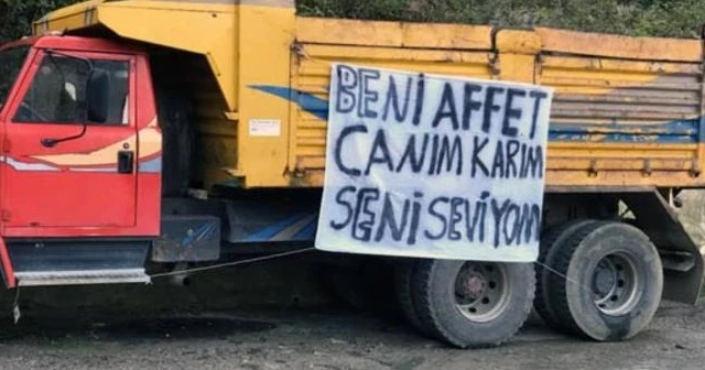 Kamyon kasasında özür pankartı