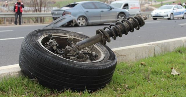 Kazada otomobilin tekeri koptu: 2 yaralı