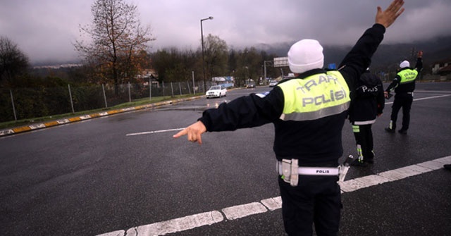 Kış lastiği uygulaması bugün başladı... Polis tek tek kontrol etti!