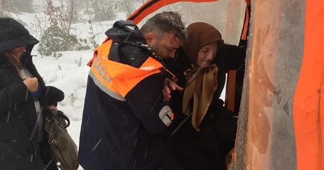 Kocaeli'de karda mahsur kalan 2 otobüsteki 75 yolcu kurtarıldı