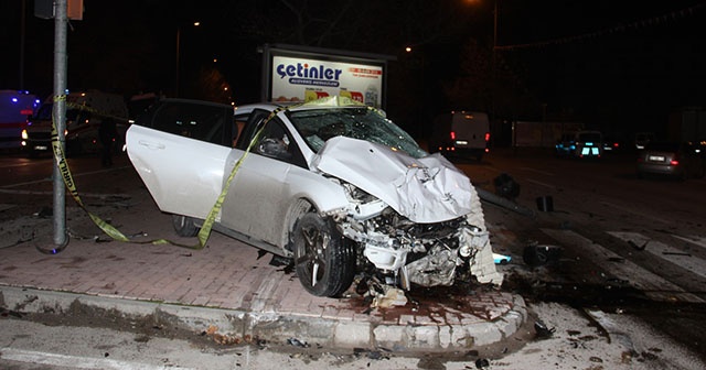 Konya&#039;da otomobil polis aracına çarptı: 1 şehit, 4 yaralı