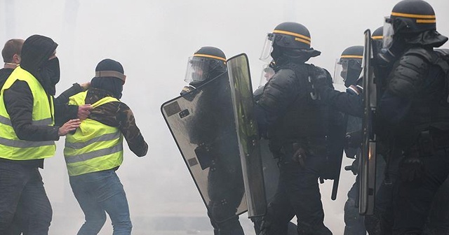 Macron'dan protestolarda görevli polislere özel prim