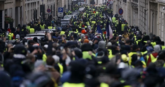 Macron, Sarı Yelekliler’le görüşecek