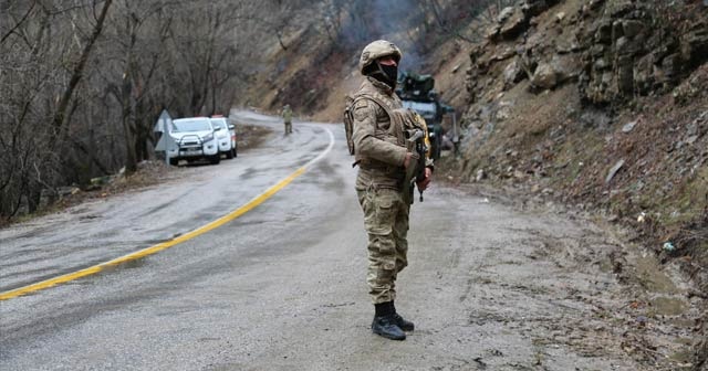 Mağaradaki teröristlere, ses sistemi kurarak &#039;teslim olun&#039; çağrısı