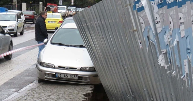 Maltepe'de yol çöktü, araba asılı kaldı