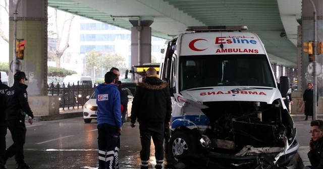 Mecidiyeköy&#039;de ambulans ile bir araç çarpıştı