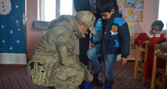 Mehmetçik&#039;ten köy çocuklarını ısıtan kampanya