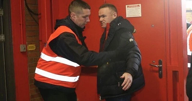 Old Trafford'da Rooney'nin üstü böyle arandı