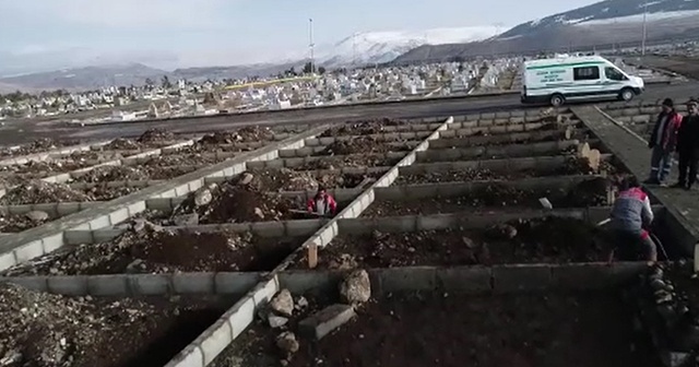 Ölüm gerçeğini hatırlatan fotoğraflar! Erzurum&#039;da 600 mezar kazıldı