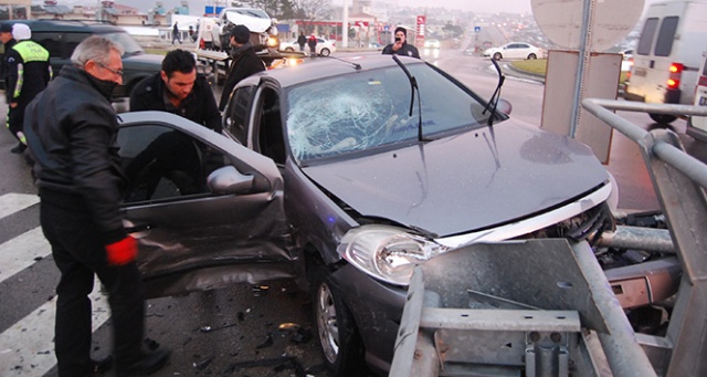 Otomobiller kafa kafaya çarpıştı: 3 yaralı