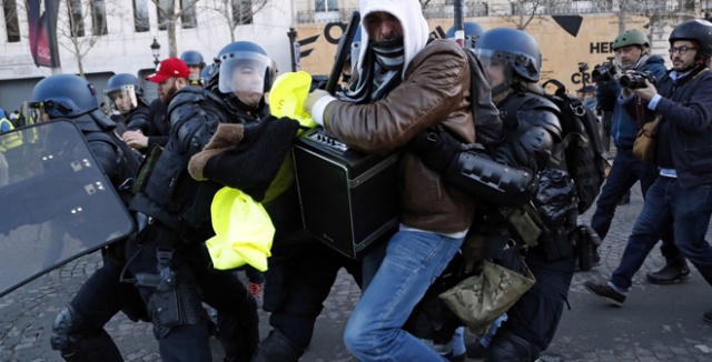 Paris&#039;te Sarı Yelekliler&#039;in protestosunda 135 kişi yaralandı, yaklaşık bin kişi de göz altına alındı