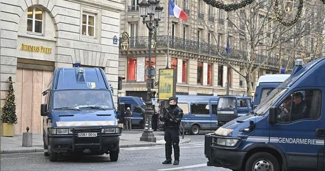 Paris&#039;te sarı yeleklilerin gösterisi öncesinde 25 gözaltı