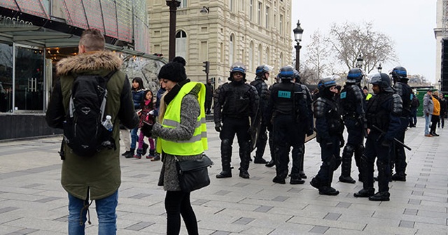 Paris'te yılbaşı için güvenlik önlemleri iki katına çıkarıldı