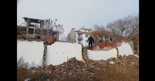 Polis ve itfaiye ekipleri yangında mahsur kalan kadını kurtardı