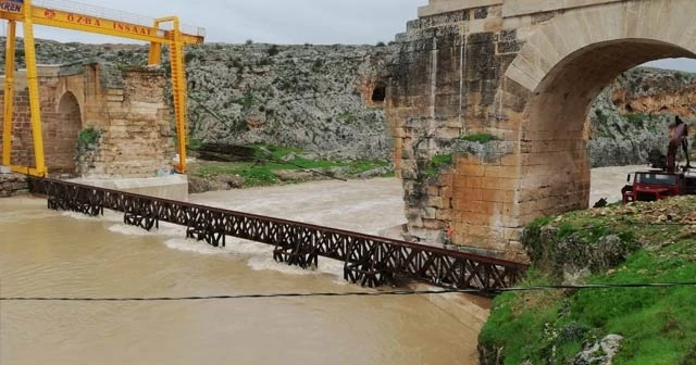 Sel suları 400 tonluk demir iskeleyi sürükledi