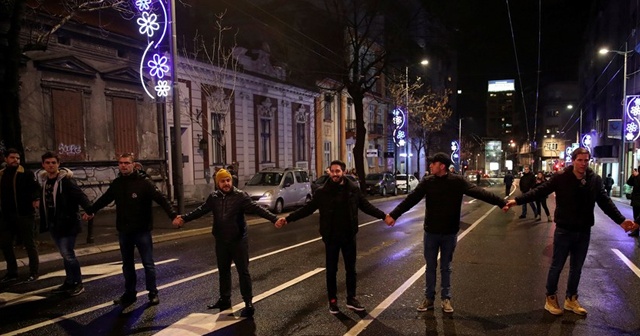 Sırbistan&#039;da hükümet karşıtı protesto