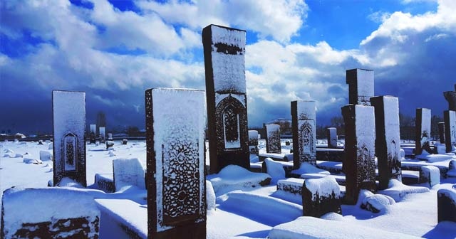 Tarihi Selçuklu Mezarlığı beyaz gelinliğini giydi