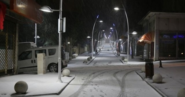 Tekirdağ&#039;da kar yağışı hayatı olumsuz etkiliyor