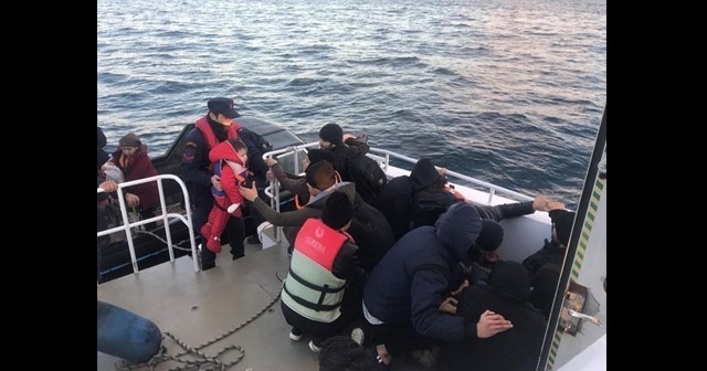 Tekneleri sürüklenen mültecileri sahil güvenlik kurtardı