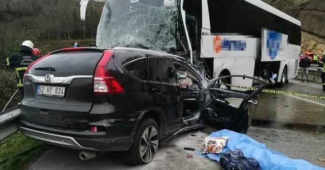 Ters yöne giren ciple yolcu otobüsü çarpıştı: 1 ölü, 10 yaralı