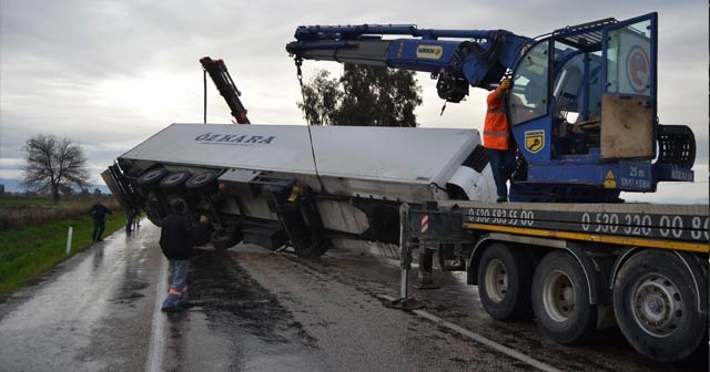 Tır çekici ile çarpıştı, karayolu trafiğe kapandı