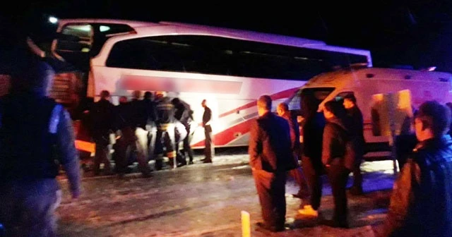 Tır ile otobüs çarpıştı, çok sayıda yaralı var