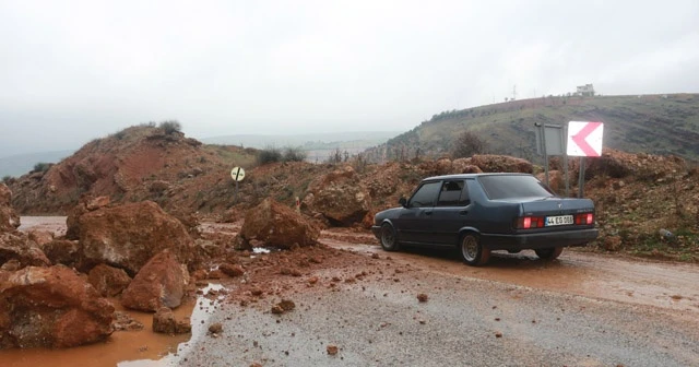 Tonlarca ağırlıktaki kayalar karayoluna düştü