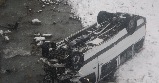Trabzon'da yolcu minibüsü dereye uçtu: 15 yaralı