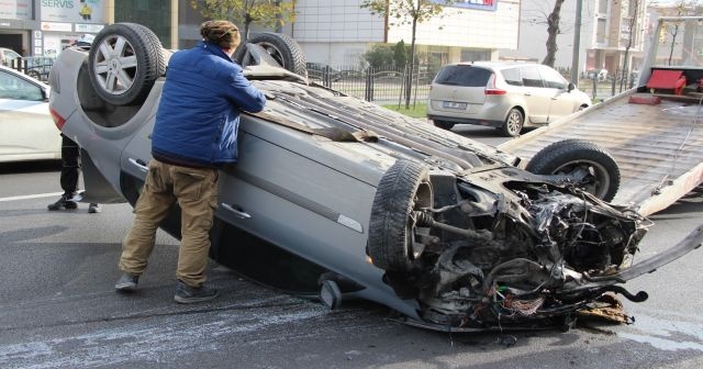 Trafik kazasında takla atan otomobilden sağ kurtuldu