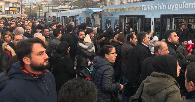 Tramvay seferlerinde aksama! Duraklarda yoğunluk oluştu