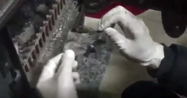 Uyuşturucuyu yanan sobaya attı