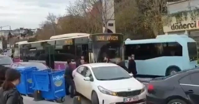 Yol ortasına çekilen araca vatandaşlardan ilginç müdahale
