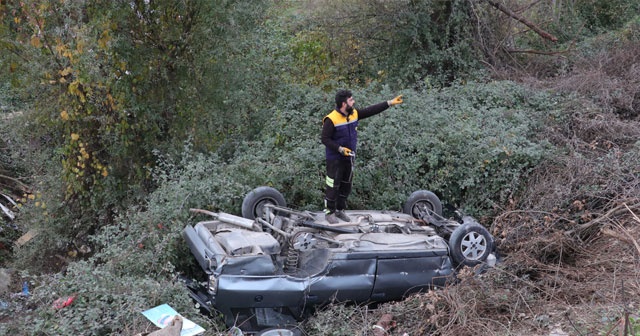 Yoldan çıkan otomobili ırmağa uçmaktan çalılıklar kurtardı