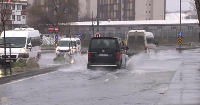 Yollar sel suları ile doldu