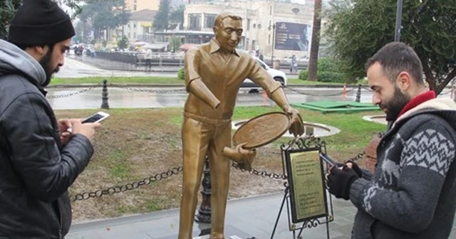 'Künefe çeviren adam' heykelinin bu kez ellerini kırdılar
