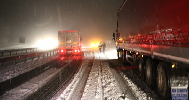 1.5 saat süren kar esareti sonrası yol trafiğe açıldı