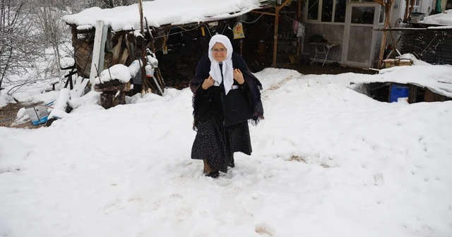 85 yaşında...Okumayı öğrenmek için kar kış demiyor her gün 2 kilometre yürüyor