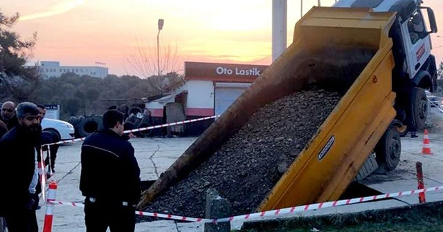 Adıyaman'da beton zemin çöktü, kamyon içine düştü