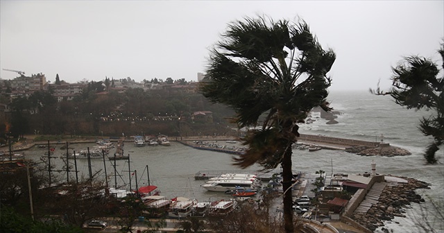 Antalya&#039;da denizde çıkan hortum görüntülendi