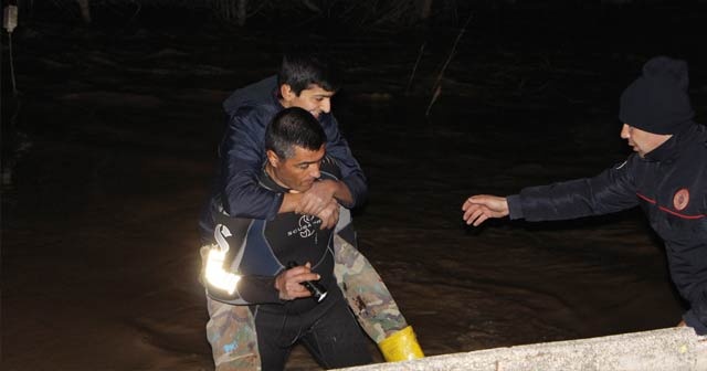 Antalya’da dere taştı, evlerinde mahsur kalanları itfaiye kurtardı