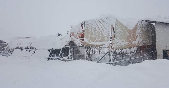 Aşırı kar yağışına dayanamayan halı saha çöktü