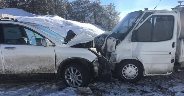 Aslanapa&#039;da trafik kazası: 5 yaralı