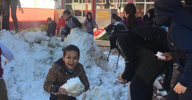 Belediye başkanı okullara kamyon ile kar gönderdi