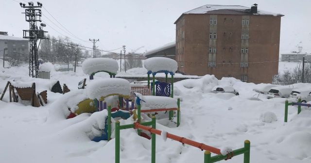 Bitlis&#039;te 98 köy yolu ulaşıma kapandı